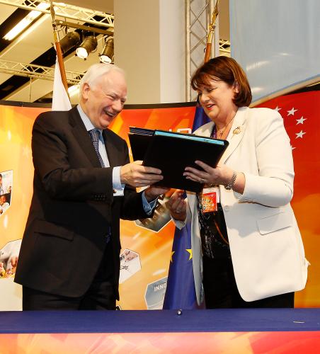 Signature of the Risk Sharing Finance Facility cooperation agreement between the EU and the European Investment Bank (EIB) by Commissioner Geoghegan-Quinn and EIB President Philippe Maystadt